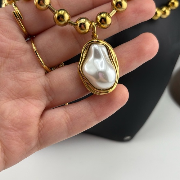 Gold Beaded Necklace with Irregular Pearl Pendant โจ - Picture 8 of 8